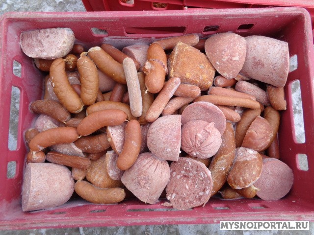 Утилизация продуктов питания. Просроченные продукты на корм скоту. Просрочка для животных. Просрочка для животных. Просроченные продукты колбаса.